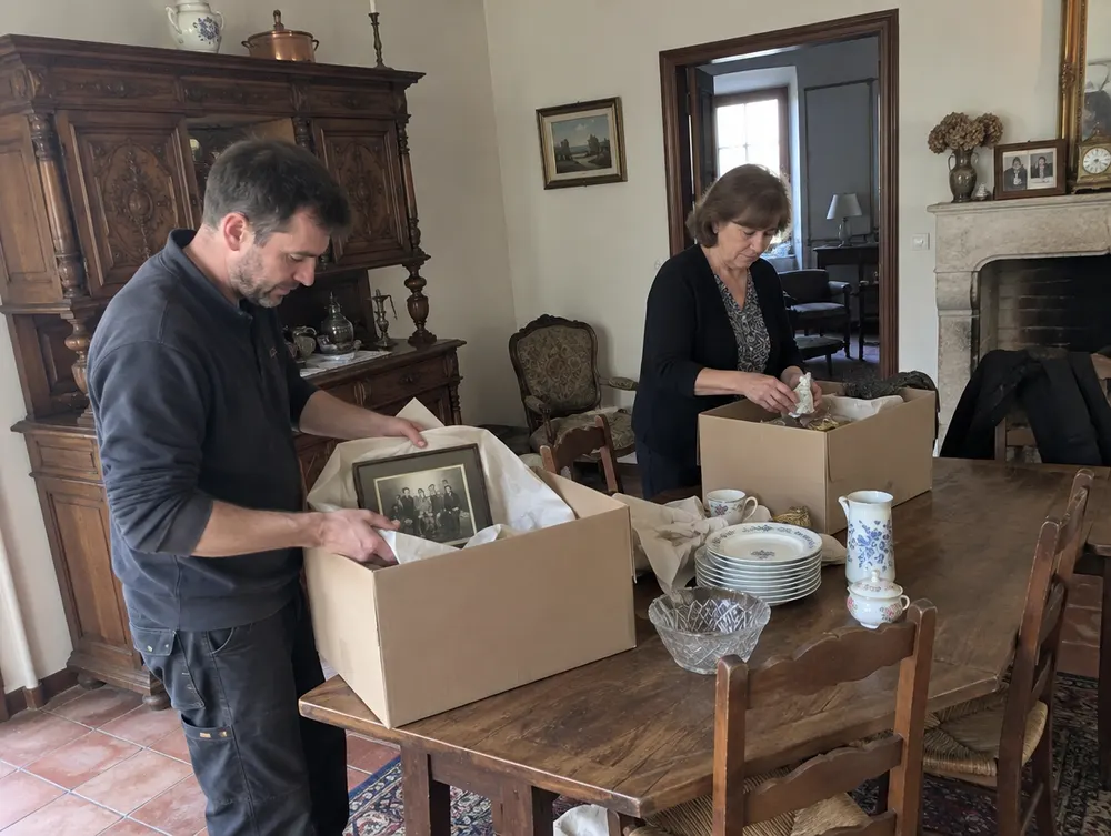 Souvenirs de famille rangés avec soin dans des cartons
